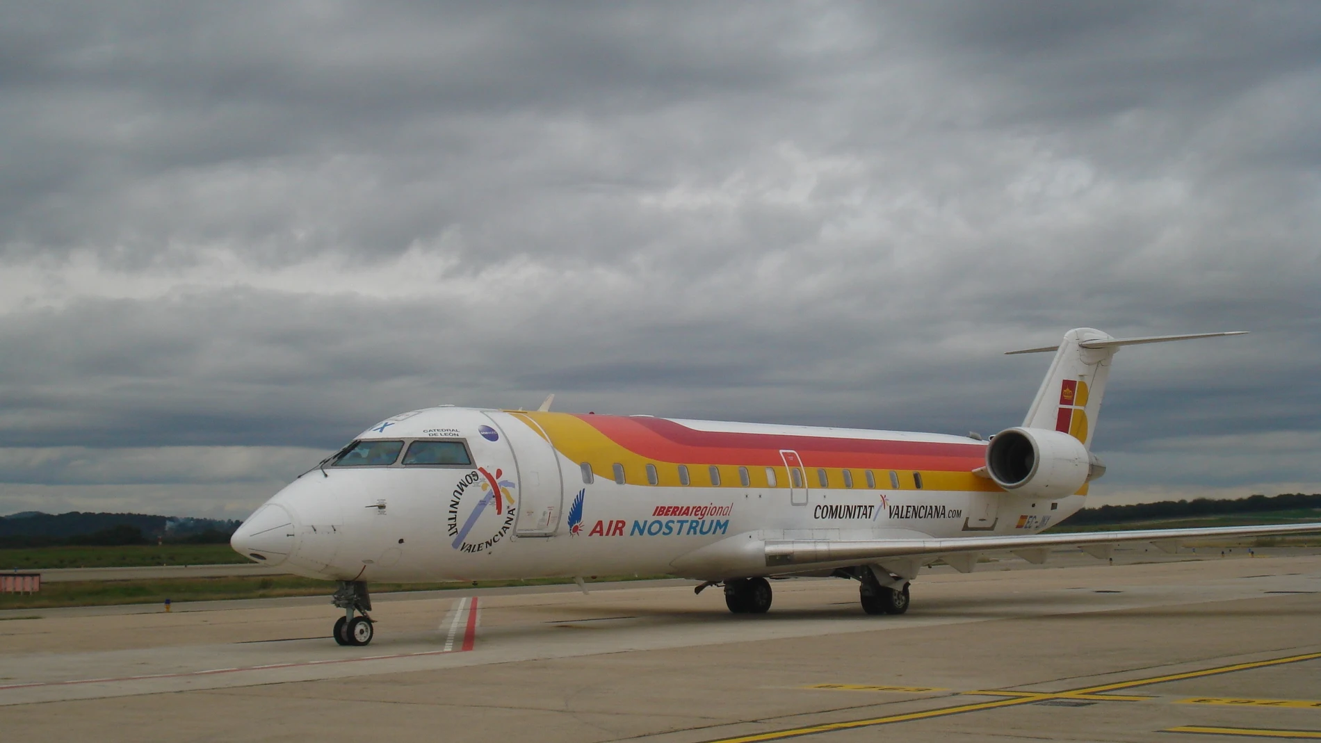 Avión de Air Nostrum en el aeropuerto de León