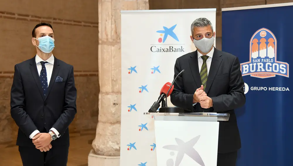 El director territorial Noroeste de CaixaBank, Marc Benhamou Gallego (D), recibe al presidente del equipo de baloncesto Hereda San Pablo Burgos, Félix Sancho