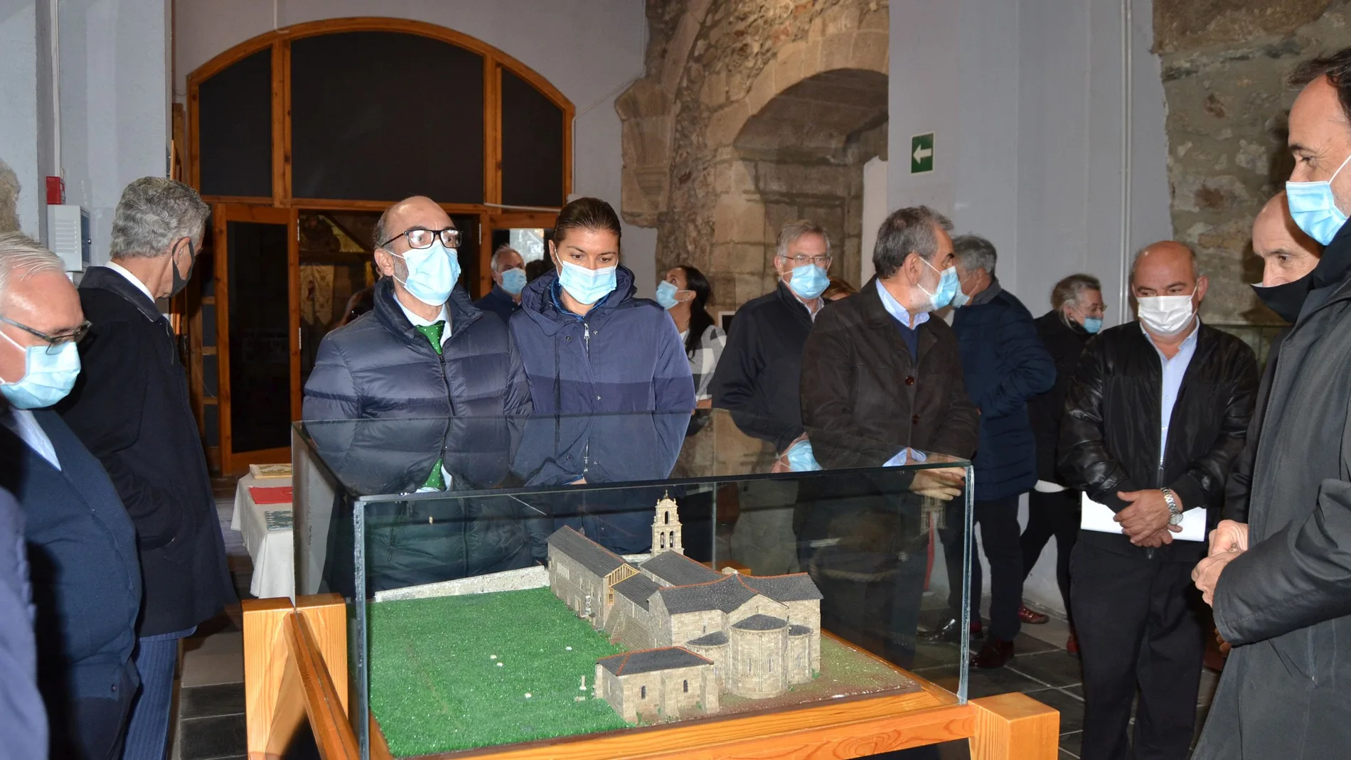 El consejero de Cultura y Turismo, Javier Ortega, presenta las obras de restauración de la cubierta del Monasterio de San Martín de Castañeda, enmarcadas en el Plan Románico Atlántico