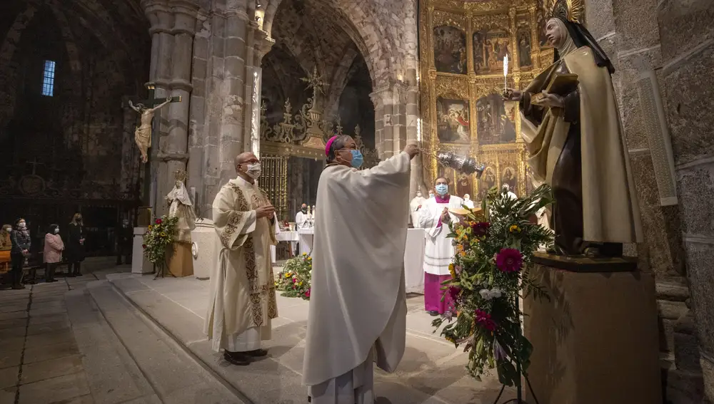 El nuncio del Papa en España, monseñor Bernardito Auza, preside la celebración de la memoria litúrgica de Santa Teresa de Jesús, patrona de la ciudad de Ávila.