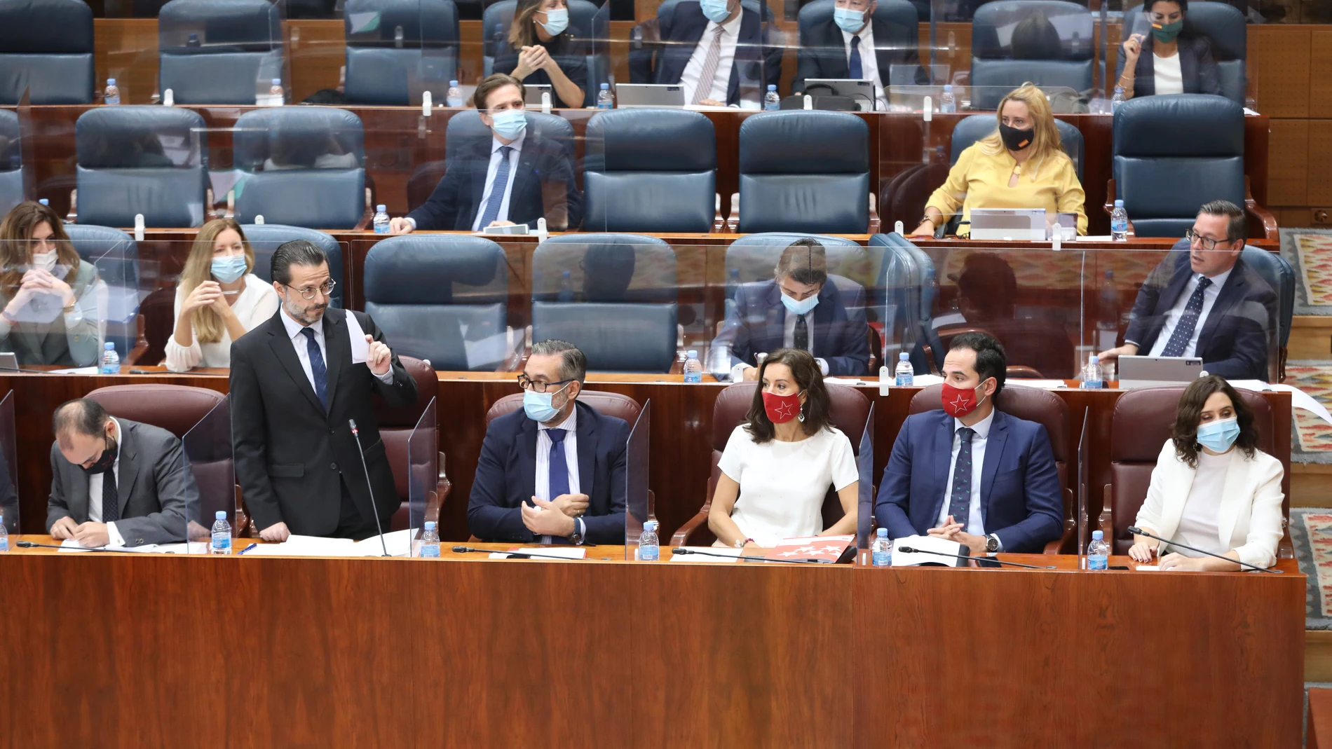 El consejero de Hacienda, Javier Fernández-Lasquetty, interviene durante una sesión plenaria en la Asamblea de Madrid