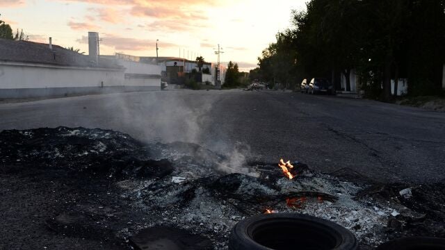 Una barricada en el Sector 6 del poblado de la Cañada Real, en Madrid.