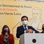 El alcalde de Granada, Luis Salvador, acompañado por parte del jurado, durante el fallo del Premio Internacional de Poesía Ciudad de Granada Federico García Lorca