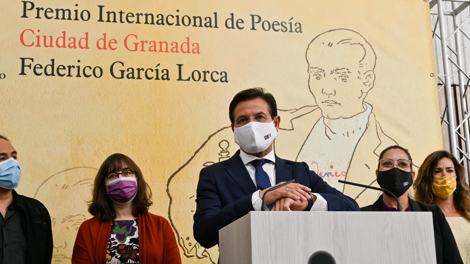 El alcalde de Granada, Luis Salvador, acompañado por parte del jurado, durante el fallo del Premio Internacional de Poesía Ciudad de Granada Federico García Lorca