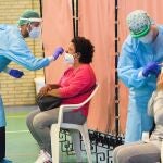Imagen de archivo del personal del Servicio Andaluz de Salud realizando test rápidos masivos a vecinos de la localidad sevillana de Utrera