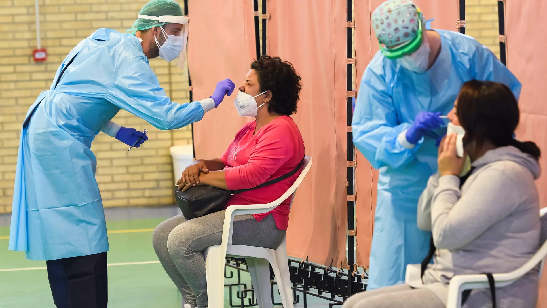 Imagen de archivo del personal del Servicio Andaluz de Salud realizando test rápidos masivos a vecinos de la localidad sevillana de Utrera