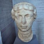 La Policía Criminal de Baviera (Alemania) ha entregado este jueves a las autoridades españolas en el Consulado de España en Múnich un busto romano robado en la localidad gaditana de Bornos en 2010, en concreto una cabeza de Antonia Minor. Culmina así una investigación coordinada por la Sección de Patrimonio Histórico de la Guardia Civil que llevó a la localización del busto en una casa de subastas en Munich. El busto es la cabeza de Antonia Minor, hija menor de Marco Antonio y Octavia, y madre y abuela respectivamente de los emperadores Claudio y Calígula, data del s. I y es un "perfecto ejemplo del retrato romano imperial adaptado a las tradiciones y modos locales de la Hispania romana". La pieza fue descubierta en el yacimiento de Carissa Aurelia en los años 60 del siglo XX y durante años estuvo expuesta en el Ayuntamiento de Bornos, de donde pasó años más tarde al Centro de Interpretación del Castillo-Palacio de los Ribera, hasta que