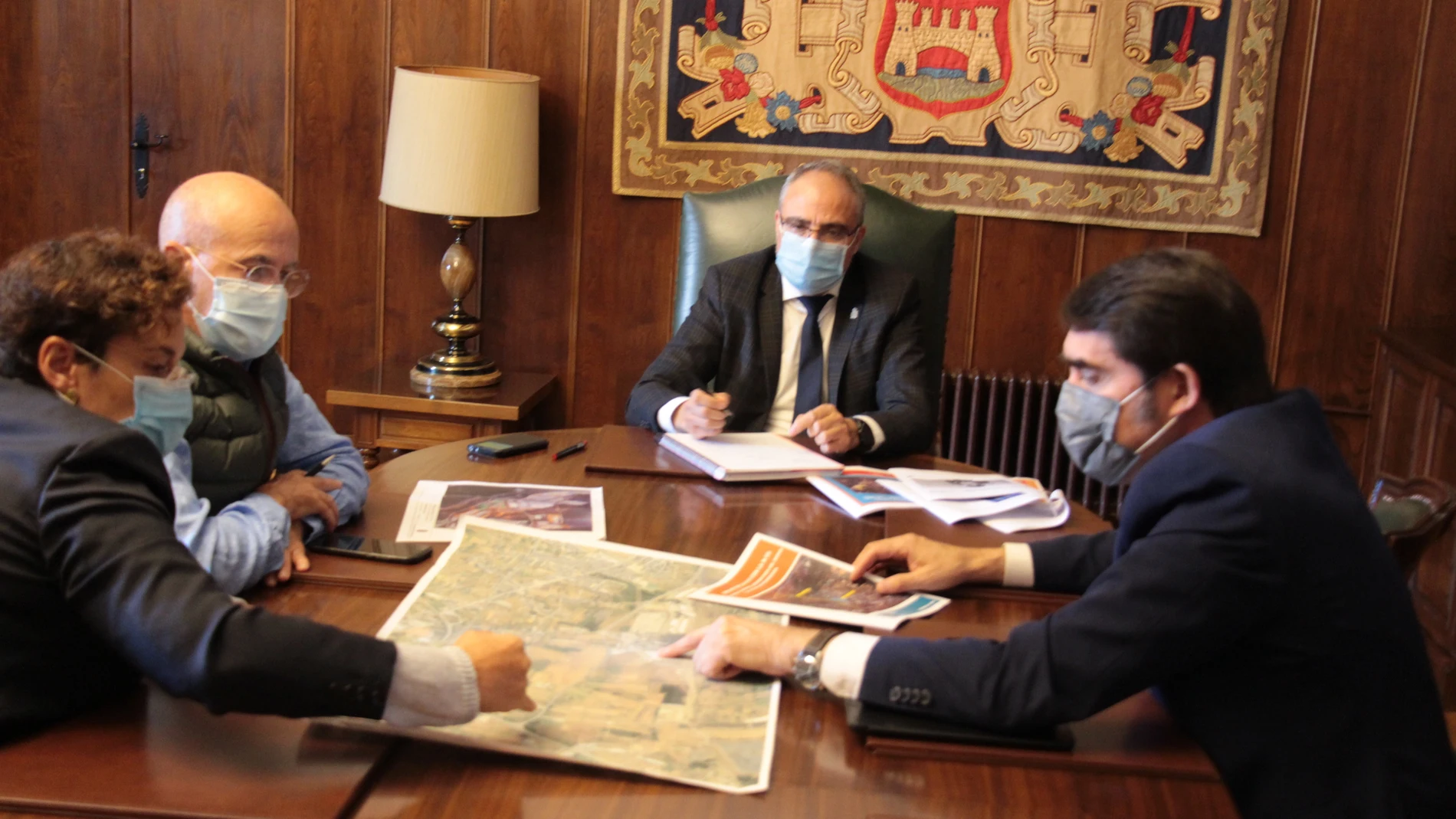 El alcalde de Ponferrada, Olegario Ramón, y el consejero de Fomento y Medio Ambiente, Juan Carlos Suárez-Quiñones, en la reunión mantenida en el Consistorio