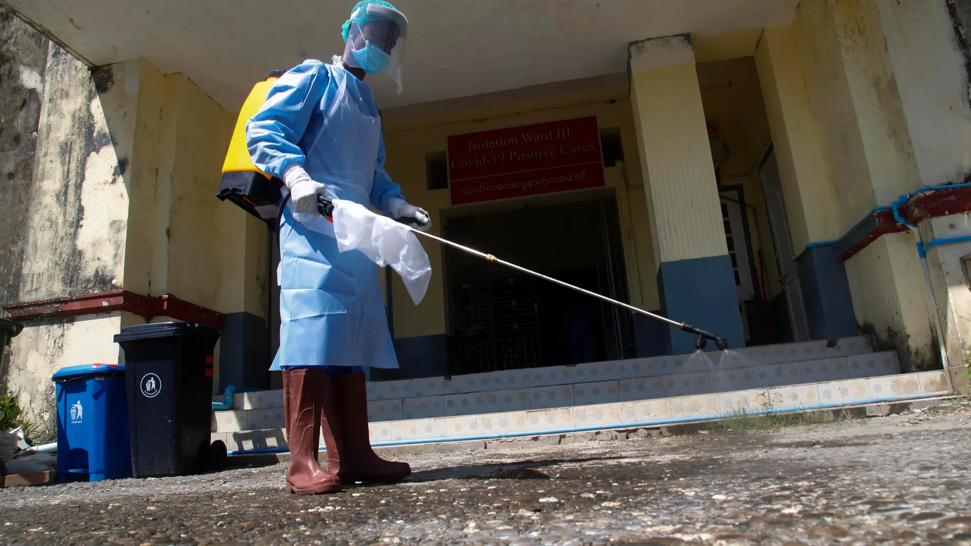 Un médico desinfecta un hospital en Myanmar