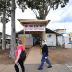 Melbourne (Australia), 15/10/2020.- People walk past the Goulburn Valley Health-Mcintosh COVID-19 testing facility in Shepparton, Victoria, Australia, 15 October 2020. A COVID-19 outbreak in Shepparton has been sparked by a truck driver who was infected in the Chadstone Shopping Centre outbreak earlier in October. EFE/EPA/JAMES ROSS AUSTRALIA AND NEW ZEALAND OUT