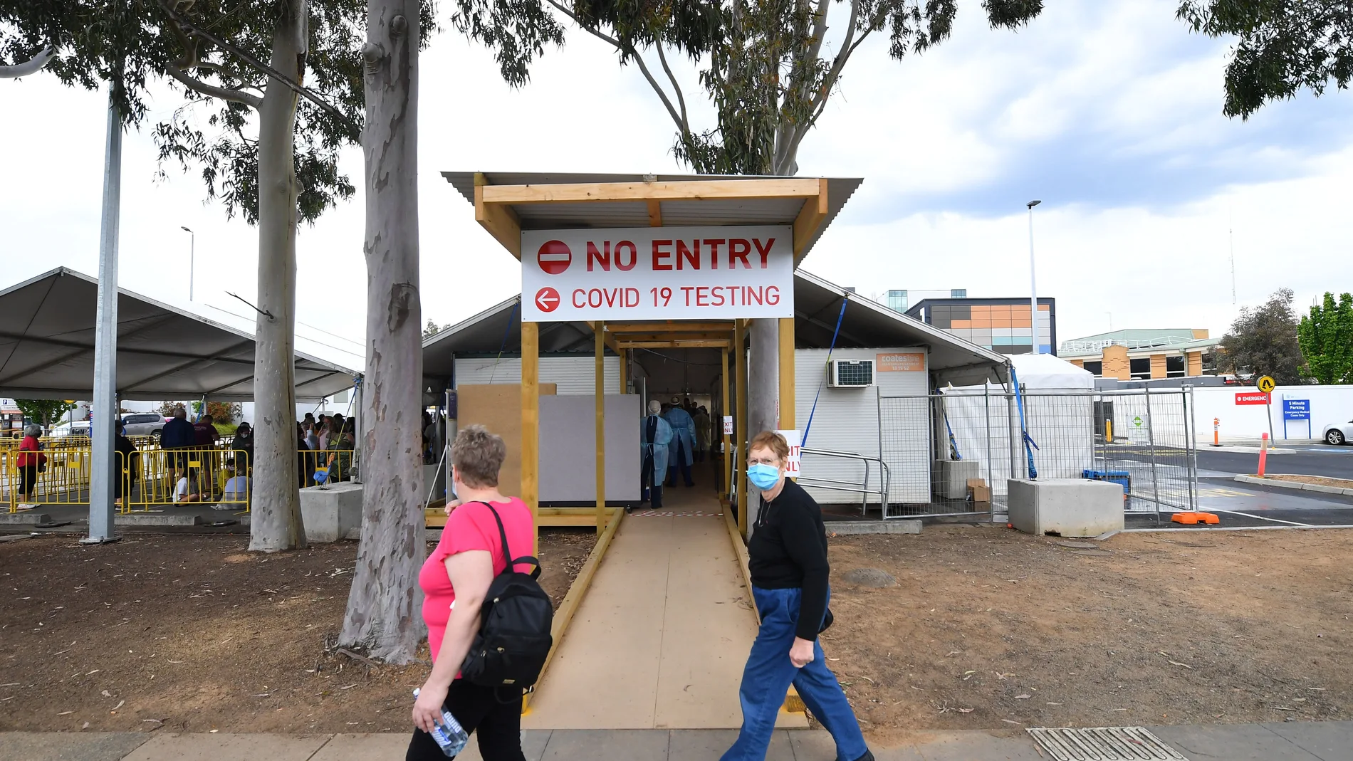 Melbourne (Australia), 15/10/2020.- People walk past the Goulburn Valley Health-Mcintosh COVID-19 testing facility in Shepparton, Victoria, Australia, 15 October 2020. A COVID-19 outbreak in Shepparton has been sparked by a truck driver who was infected in the Chadstone Shopping Centre outbreak earlier in October. EFE/EPA/JAMES ROSS AUSTRALIA AND NEW ZEALAND OUT