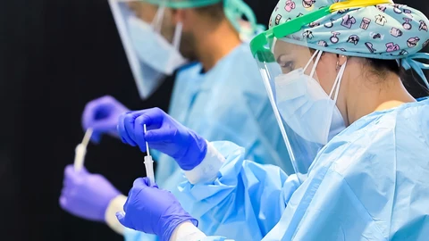 Personal del Servicio Andaluz de Salud realizan test rápidos a vecinos de la localidad sevillana de Utrera