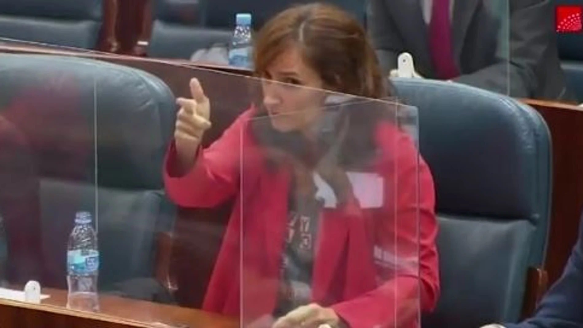 La portavoz adjunta de Más Madrid, Mónica García, realiza el gesto de "disparo" a la bancada popular en un pleno de la Asamblea