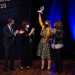 Eva García Sáenz de Urturi (2d), eleva su premio tras ser galardonada con el Premio Planeta 2020 junto a la alcaldesa de Barcelona, Ada Colau (1i); la vicepresidenta primera del Gobierno, Carmen Calvo (2i); y el presidente de Grupo Planeta y Atresmedia, José Creuheras