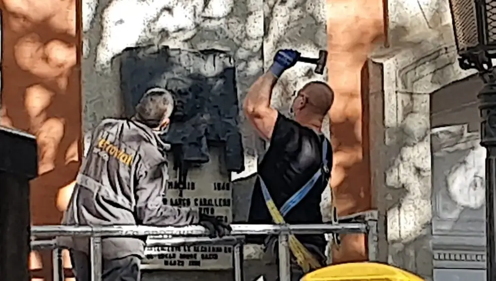 Operarios retiran la placa dedicada a Largo Caballero en la casa en la que vivió, en Chamberí, el 15 de octubre de 2020