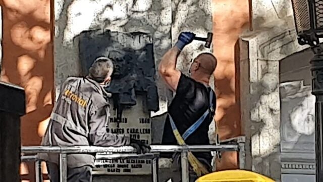 Operarios retiran la placa dedicada a Largo Caballero en la casa en la que vivió, en Chamberí, el 15 de octubre de 2020