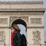 Una mujer con mascarilla ante el Arco del Triunfo de París14/10/2020 ONLY FOR USE IN SPAIN