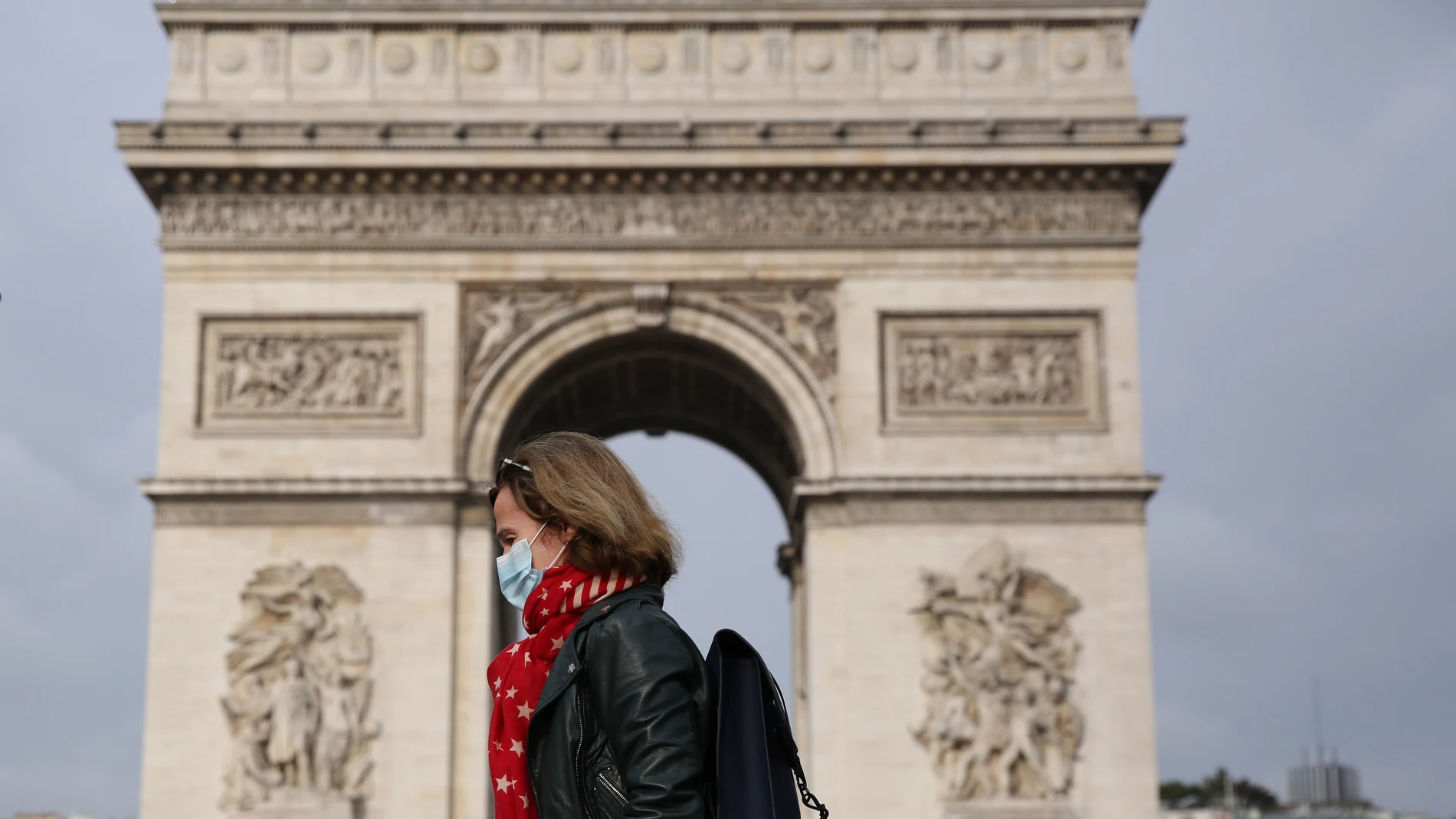 Una mujer con mascarilla ante el Arco del Triunfo de París14/10/2020 ONLY FOR USE IN SPAIN