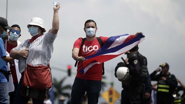 Cientos de personas protestaron por las inmediaciones del aeropuerto Juan Santamaría, este miércoles, en San José (Costa Rica).