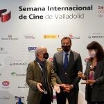 El alcalde Óscar Puente, la concejala Ana Redondo y el director de la Seminci, Javier Angulo, presentan el festival