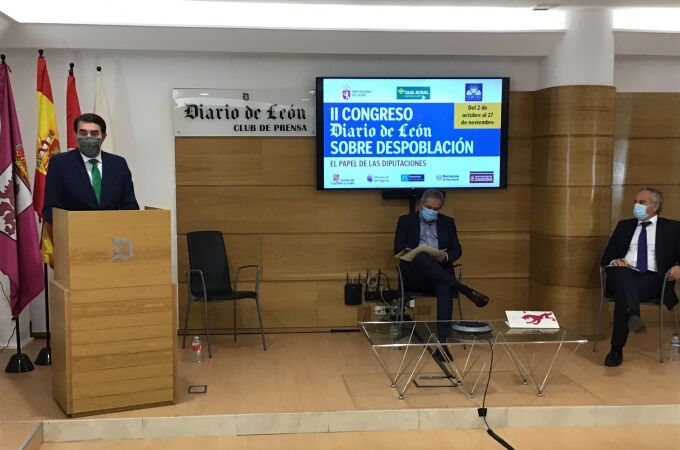 El consejero de Fomento y Medio Ambiente, Juan Carlos Suárez-Quiñones, interviene en la jornada sobre despoblación organizada por el Club de Prensa Diario de León