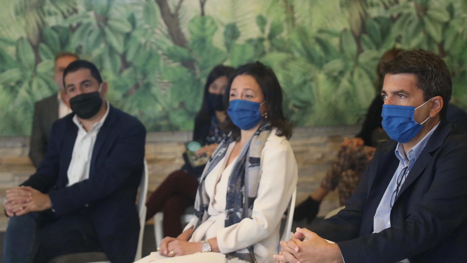 Mazón (dcha.), junto a la presidenta de la Asociación Provincial de Turismo Alicante Interior, Indira Amaya