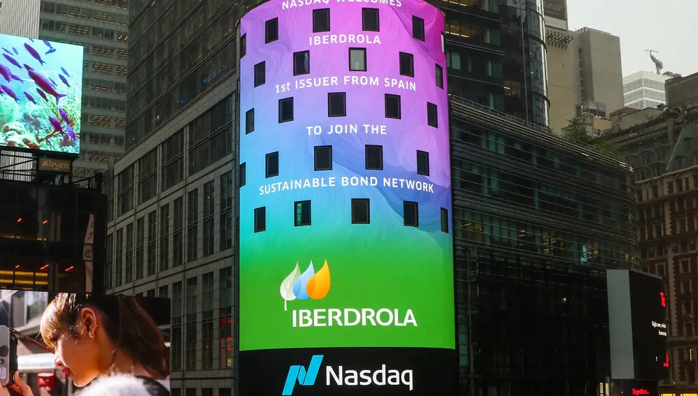Pantallas en Times Square anunciando la incorporación de Iberdrola al Nasdaq Sustainable Bond Network NSB