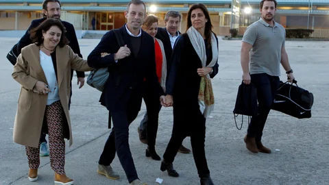 El ex presidente del F.C. Barcelona Sandro Rosell (3i), acusado de blanquear 20 millones de euros de la Confederación Brasileña de Fútbol, saliendo de la cárcel junto a su familia, antes de acabar su juicio tras la decisión del tribunal de la Audiencia Nacional. EFE/Paolo Aguilar