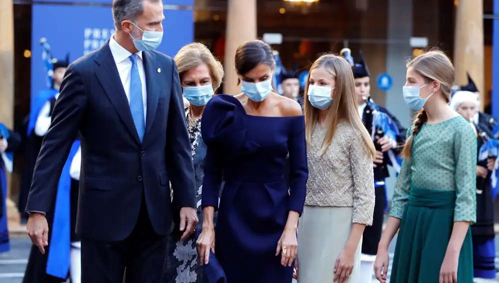 GRAF1870. OVIEDO, 16/10/2020.- (De izq a dcha) El rey Felipe VI, la reina emérita Sofía, la reina Letizia y las infantas Leonor y Sofía llegan a la ceremonia de entrega de los Premios Princesa de Asturias celebrados este viernes en Oviedo. EFE/Ballesteros