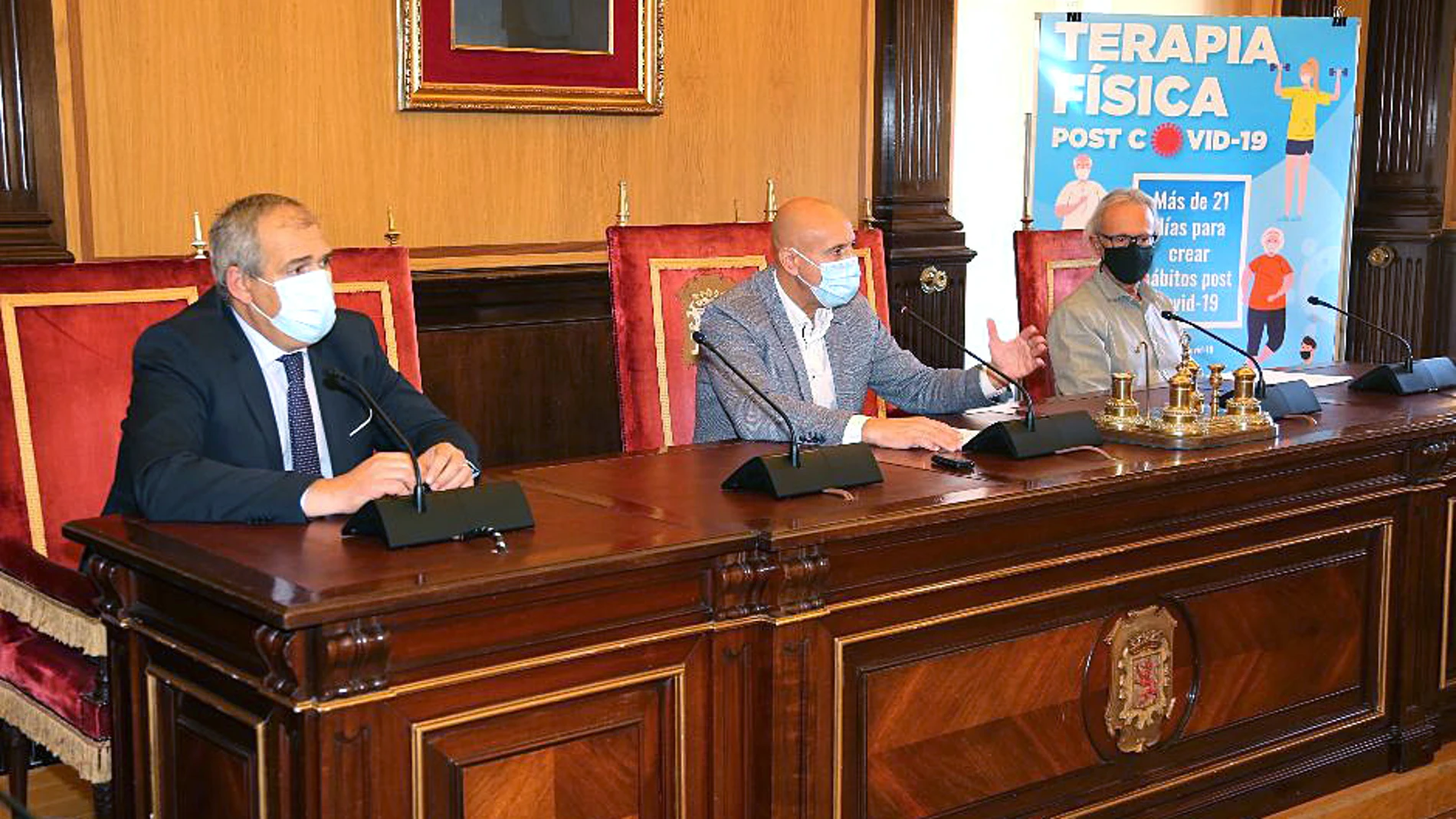El alcalde de León, José Antonio Diez, presenta la iniciativa junto a Vicente Canuria y José Luis Conty