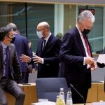 El presidente del Gobierno, Pedro Sánchez (i), conversa con el presidente del Consejo Europeo, Charles Michel (2i) este viernes en Bruselas, donde asistió al Consejo Europeo. EFE/ Dario Pignatelli /Pool Moncloa SOLO USO EDITORIAL/NO ARCHIVO/NO VENTAS