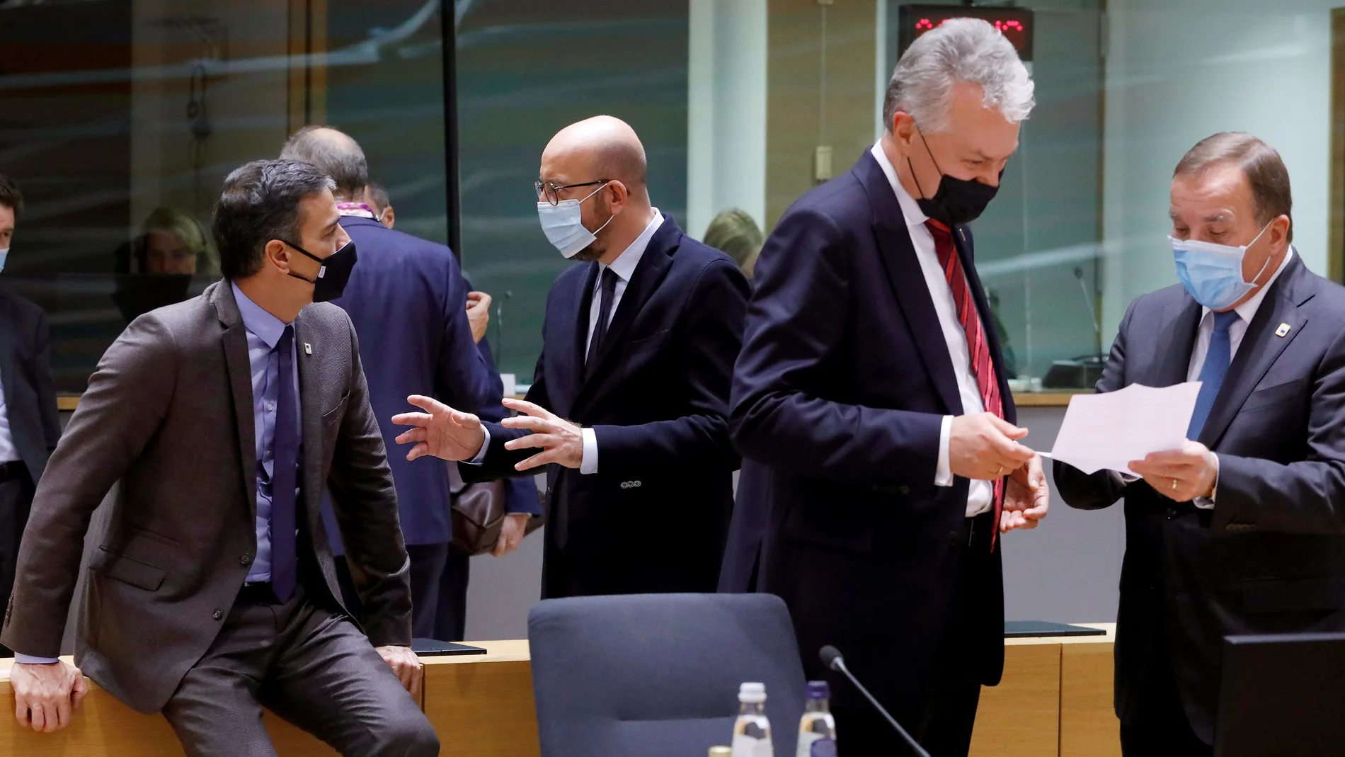 El presidente del Gobierno, Pedro Sánchez (i), conversa con el presidente del Consejo Europeo, Charles Michel (2i) este viernes en Bruselas, donde asistió al Consejo Europeo. EFE/ Dario Pignatelli /Pool Moncloa SOLO USO EDITORIAL/NO ARCHIVO/NO VENTAS