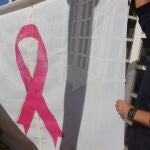 Funcionarios de la Asamblea colocan un gran lazo rosa en la fachada en solidaridad con las personas con cáncer de mamaASAMBLEA REGIONAL16/10/2020
