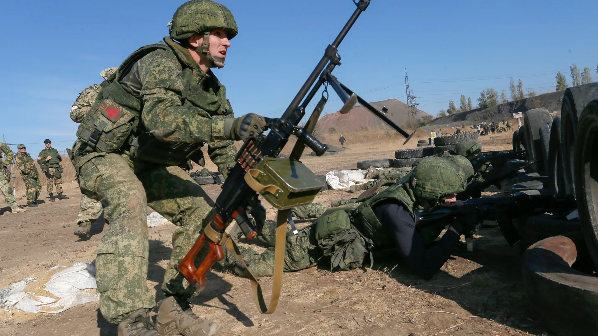 Soldados pro rusos en la autoproclamada república de Donetsk en Ucrania, durante ejercicio militares