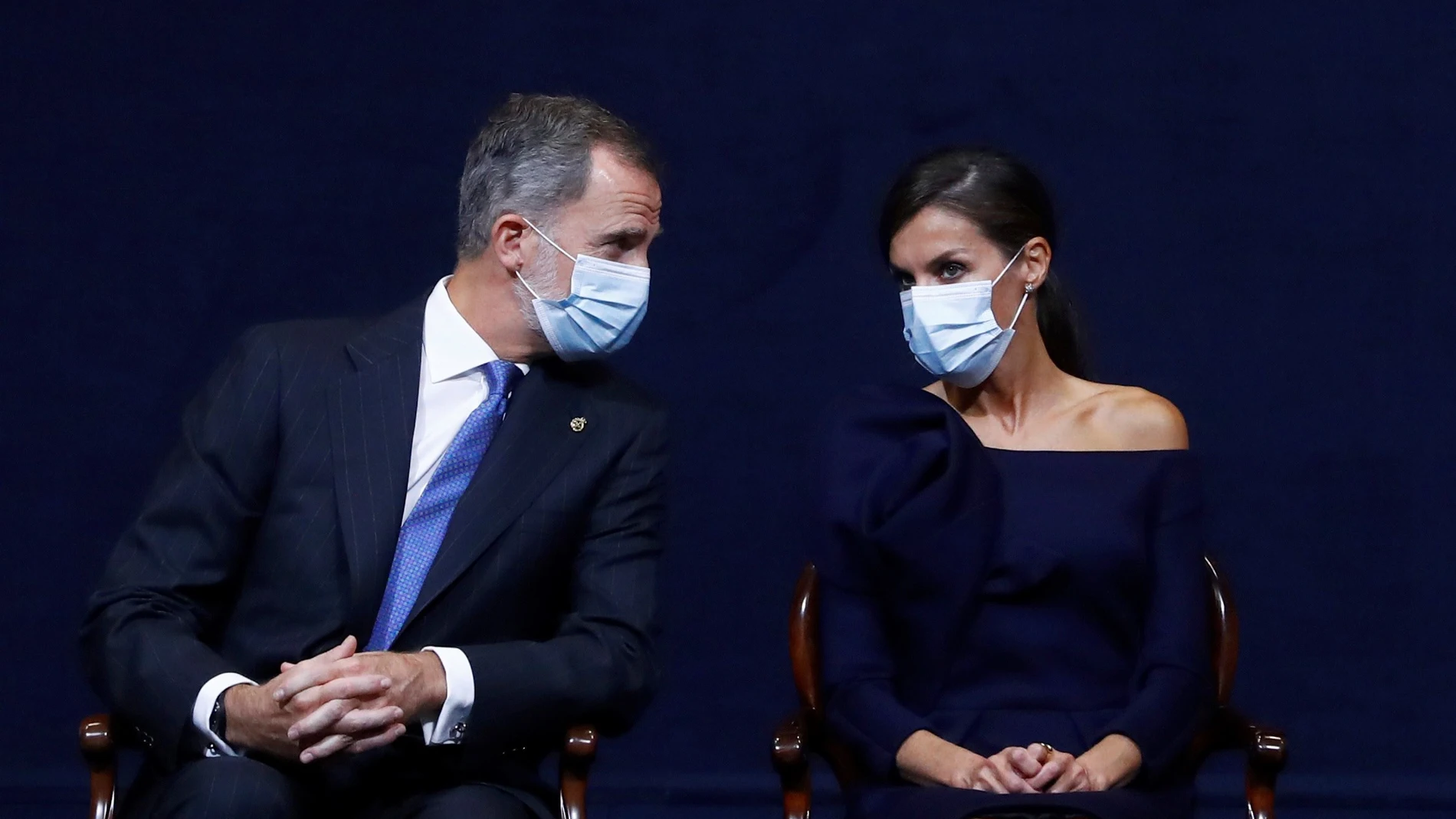 OVIEDO, 16/10/2020.- Los reyes Felipe VI y Letizia durante la ceremonia de entrega de los Premios Princesa de Asturias celebrados este viernes en Oviedo. EFE/Ballesteros POOL