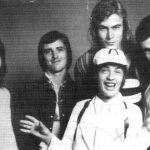 De izquierda a derecha y de arriba a abajo: Malcolm Young, Phil Rudd, Paul Matters, Angus Young y Bon Scott