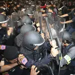 Manifestantes se enfrentan a la policía, ayer