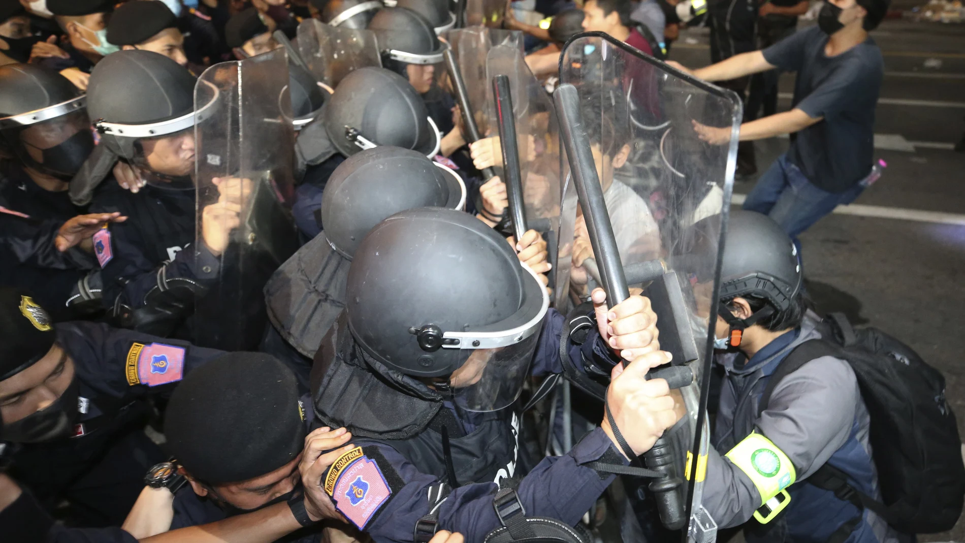 Manifestantes se enfrentan a la policía, ayer