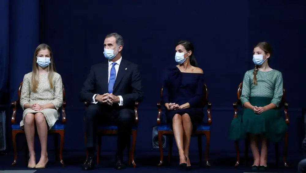 OVIEDO, 16/10/2020.- Los reyes Felipe VI y Letizia, acompañados de la princesa Leonor (i) y la infanta Sofía durante la ceremonia de entrega de los Premios Princesa de Asturias celebrados este viernes en Oviedo. EFE/Ballesteros POOL