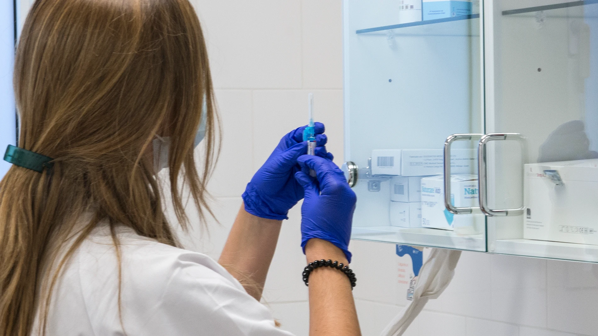Una enfermera prepara una vacuna de la gripe en el un centro de atención primaria de Figueras, Gerona (Cataluña)