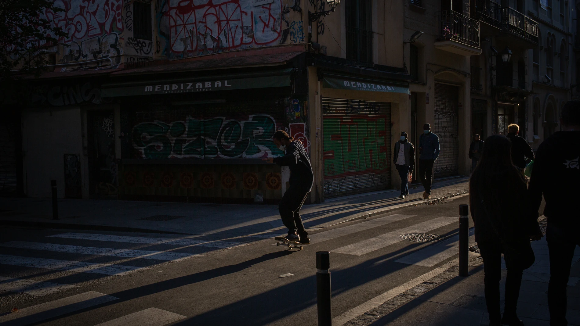 Una persona circula en monopatín por una calle de Barcelona