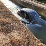 El coche ha caído en la acequia y la conductora ha resultado herida