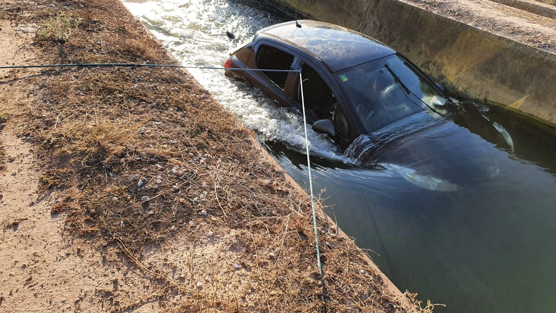 El coche ha caído en la acequia y la conductora ha resultado herida