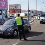 Un agente de la Guardia Civil realiza un control en Salamanca