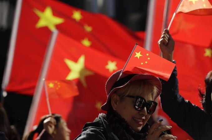 Una mujer con un bandera de China