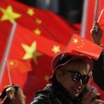 Una mujer con un bandera de China