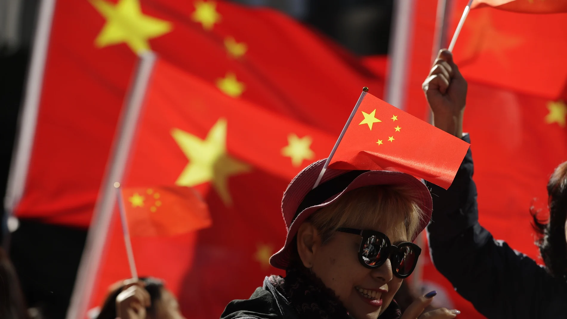 Una mujer con un bandera de China