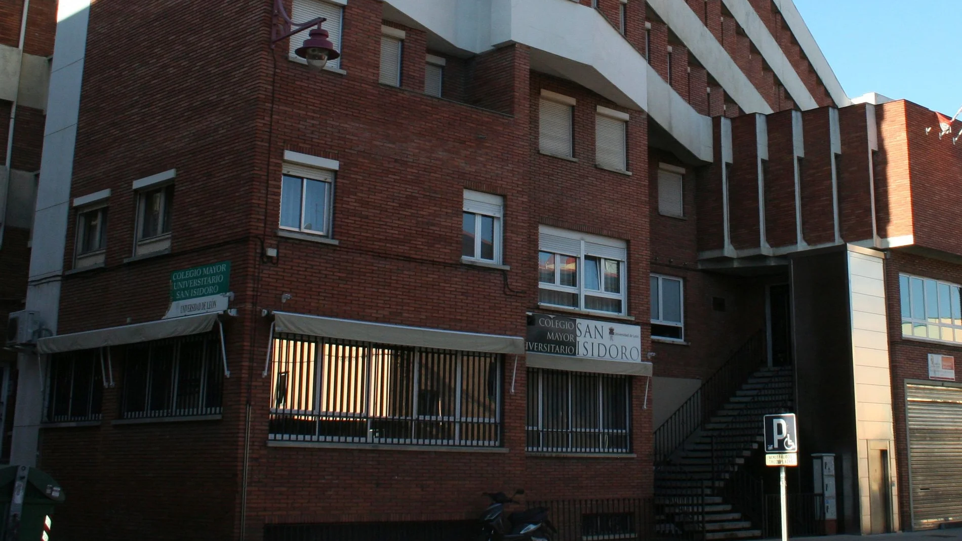 Imagen del exterior del Colegio Mayor San Isidoro de León