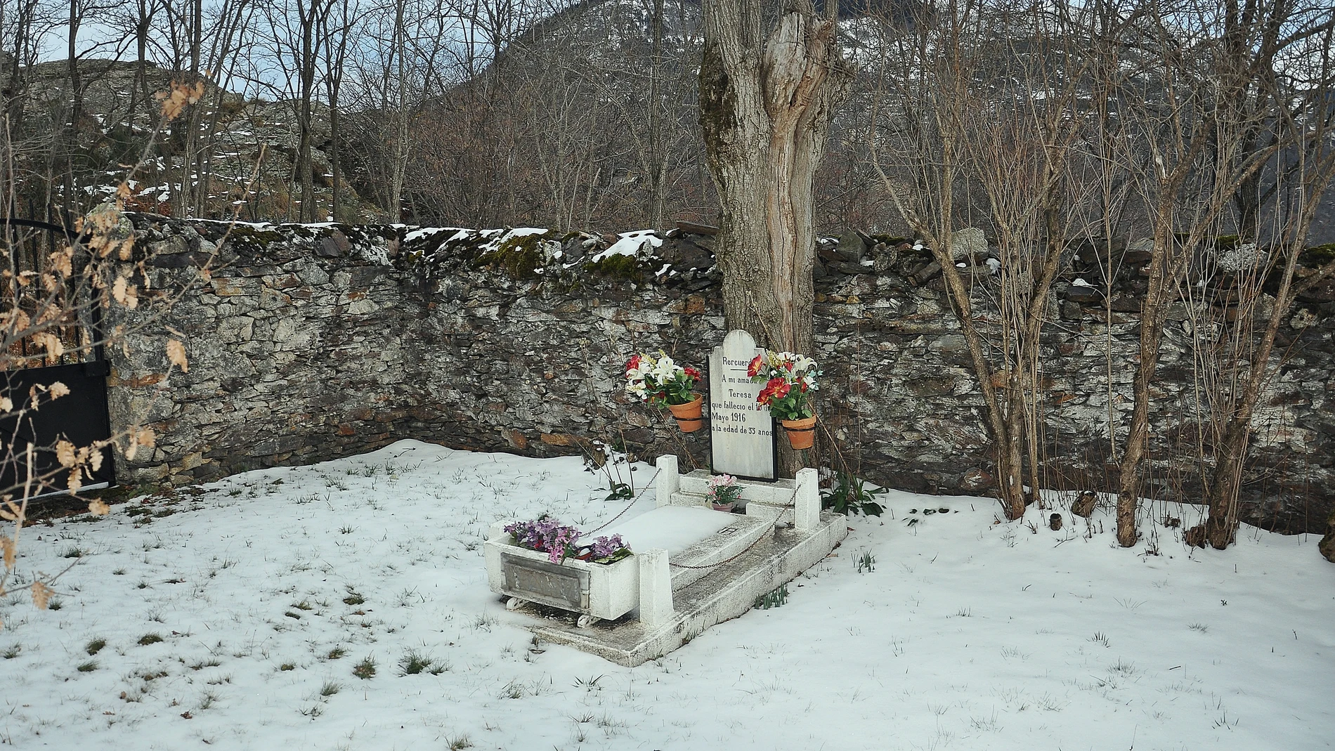 Tumba de Teresa, en Bausen, la única en este cementerio