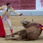 El diestro Enrique Ponce con su segundo toro de la tarde en el segundo día de festejos taurinos de Jaén, coincidiendo con la semana de Feria de San Lucas en Jaén, última feria de España